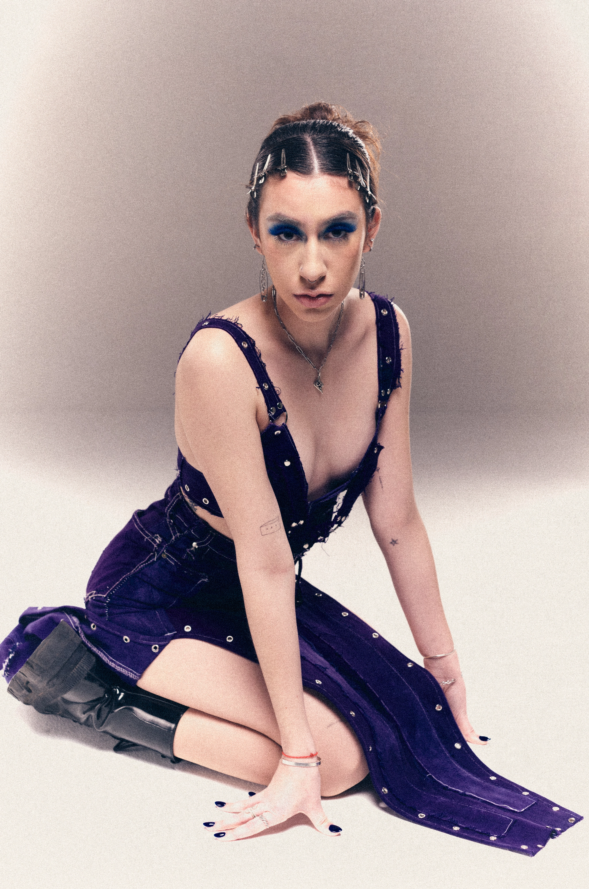 Modelo con vestido denim violeta — pieza única 1/1
