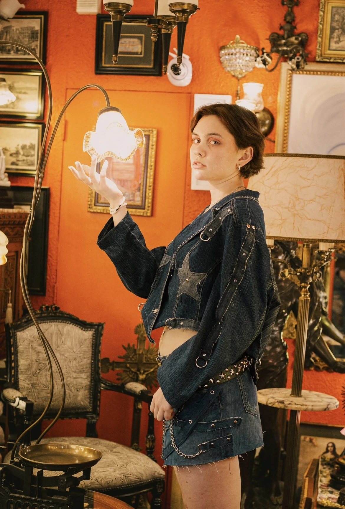 Modelo con chaqueta denim deconstruida y bordado de estrellas